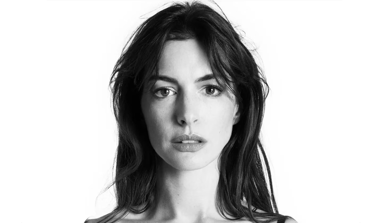 Anne Hathaway está muy ligada a la moda, por lo que firmó un infernal contrato para una marca mega top. Foto: Versace
