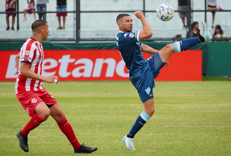 Racing recibe a Barracas Central en el Cilindro de Avellaneda.