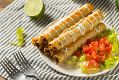 Aunque la receta original se prepara con pollo, existen variaciones con papa, carne deshebrada o incluso frijoles, lo que demuestra la creatividad y adaptabilidad de la cocina mexicana.