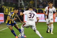 Ángel Di María engancha ante la marca del lateral de San Lorenzo, Elías Báez