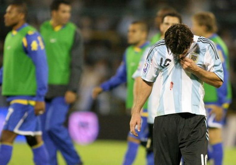 Messi no brilla con la camiseta argentina. Foto: Foto Baires
