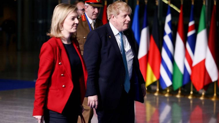 Liz Truss y Boris Johnson, en el ojo de la tormenta de Reino Unido. Foto: TheJapanTimes.