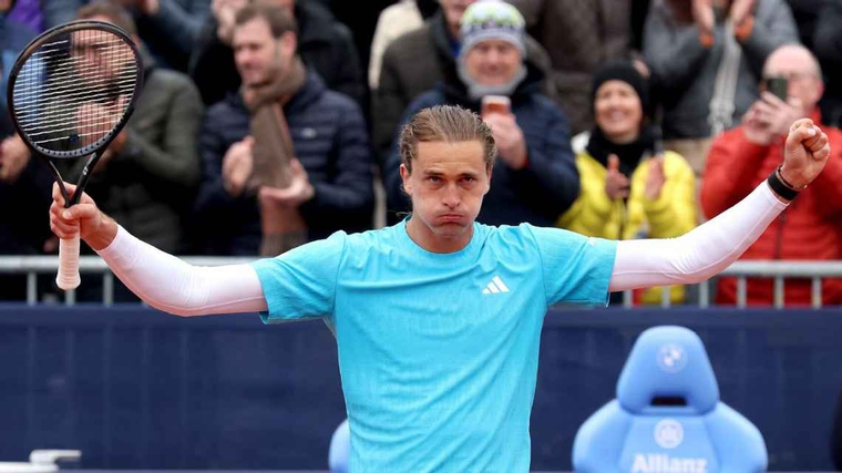 Alexander Zverev sigue a paso firme en el ATP 500 de Múnich y ahora buscará un lugar en la final ante Cobolli. Alexander Zverev sigue a paso firme en el ATP 500 de Múnich y ahora buscará un lugar en la final ante Cobolli.