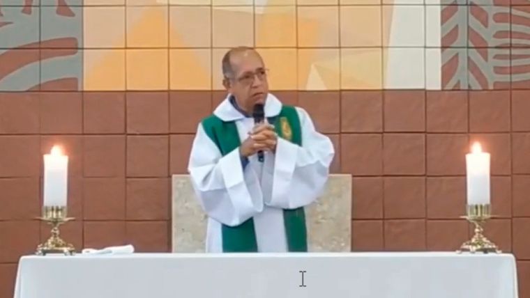 El sacerdote brasileño que no haya vacuna para los que no van a misa durante la pandemia
