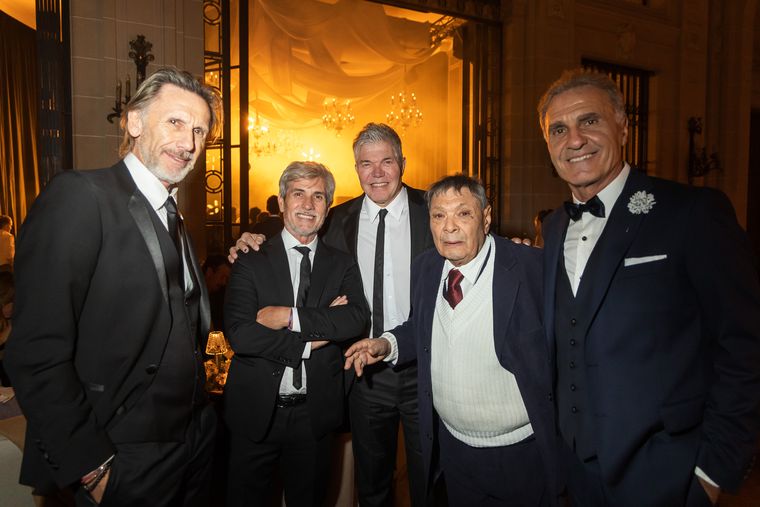 De izquierda a derecha: Ricardo Gareca, Chato Prada, Fernando Burlando, Miguel Galíndez y Oscar Ruggeri. De izquierda a derecha: Ricardo Gareca, Chato Prada, Fernando Burlando, Miguel Galíndez y Oscar Ruggeri.