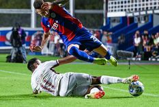 Toto Salvio se tira a barrer abajo mientras Malcom Braida lo esquiva. El Ciclón y Lanús no se sacaron ventajas. Foto: FoboBaires Toto Salvio se tira a barrer abajo mientras Malcom Braida lo esquiva. El Ciclón y Lanús no se sacaron ventajas. Foto: FoboBaires