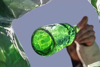 MDZol | Si se tiene en cuenta todo el ciclo de vida del vidrio, su producción puede ser tan perjudicial para el medio ambiente como la del plástico. Foto: GETTY IMAGES
