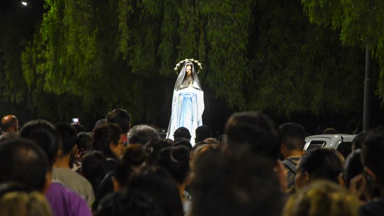 Cientos de personas participan de la procesión de la Virgen de Lourdes.