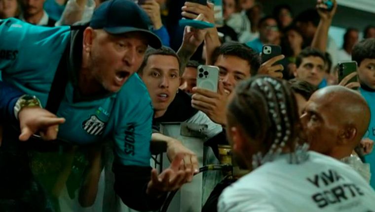 Neymar se trensó en una acalorada discusión con un hincha en las gradas.
