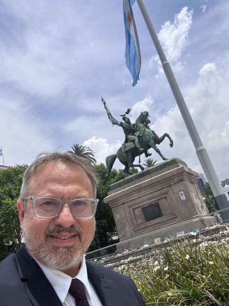 El 2 de Diciembre Valenzuela salía de la Casa de Gobierno y advirtió en su cuenta de X: Habrá Novedades. Dos semanas más tardes, llega la confirmación.&nbsp;