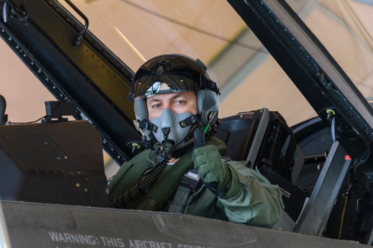 Luis Petri en un avión F-16. Foto: Twitter Luis Petri