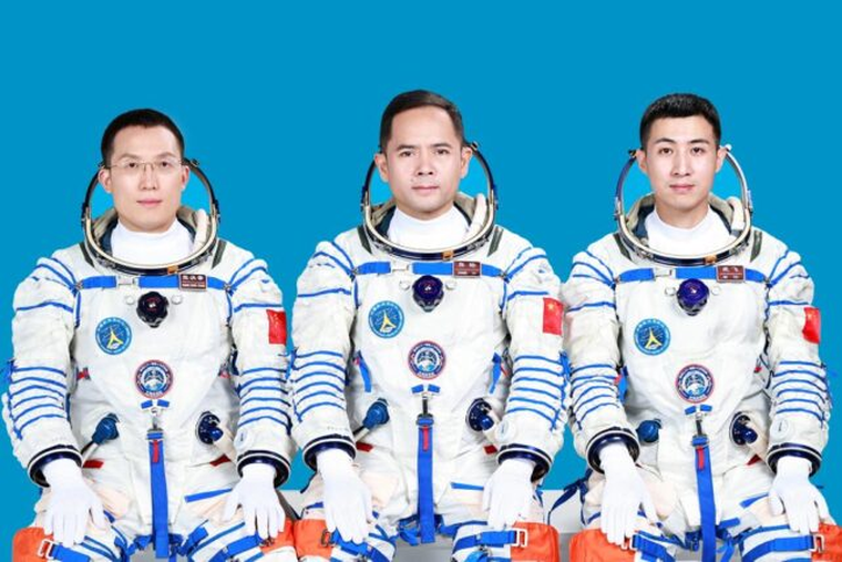 China lanzará la nave Shenzhou-22 para garantizar el retorno seguro de los tres astronautas que permanecen varados en órbita. China lanzará la nave Shenzhou-22 para garantizar el retorno seguro de los tres astronautas que permanecen varados en órbita.