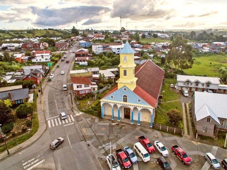 Este pueblo se encuentra en Chiloé. Este pueblo se encuentra en Chiloé.