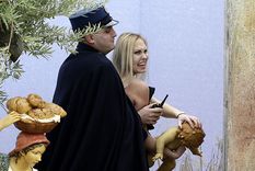 liberan a la activista que entro desnuda a la plaza san pedro