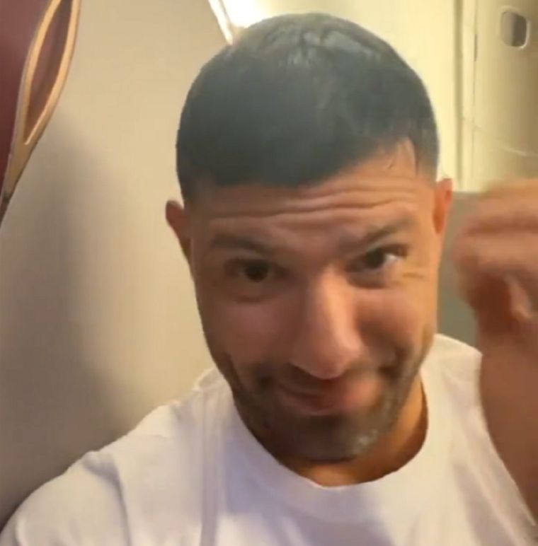 El Kun viajó rodeado de fanáticos brasileños. Foto: Captura