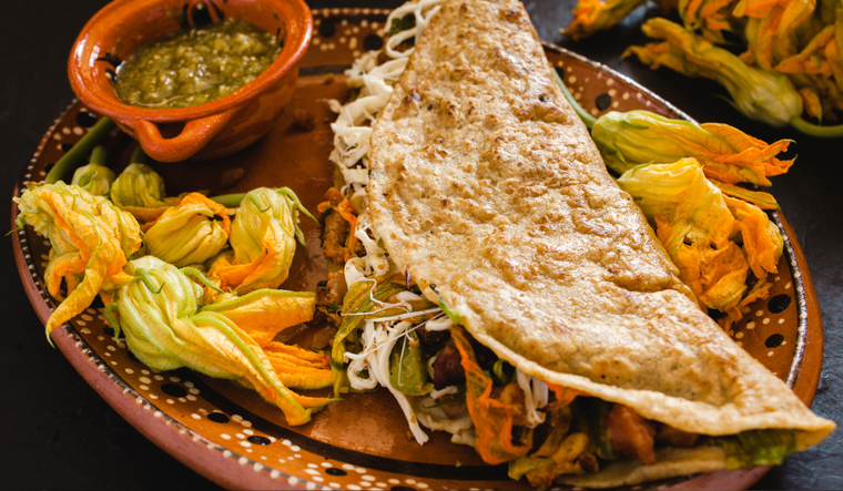 Esta receta se prepara especialmente durante la temporada de lluvias en M&eacute;xico, cuando las flores de calabaza est&aacute;n frescas y disponibles en los mercados locales.