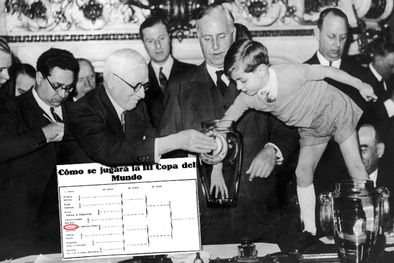 MDZol | El nieto de 6 años de Jules Rimet, presidente de la FIFA, fue el encargado de sacar de un frasco los papeles que contenían el nombre de cada selección en el sorteo del Mundial de Francia 1938. Argentina estaba ahí.