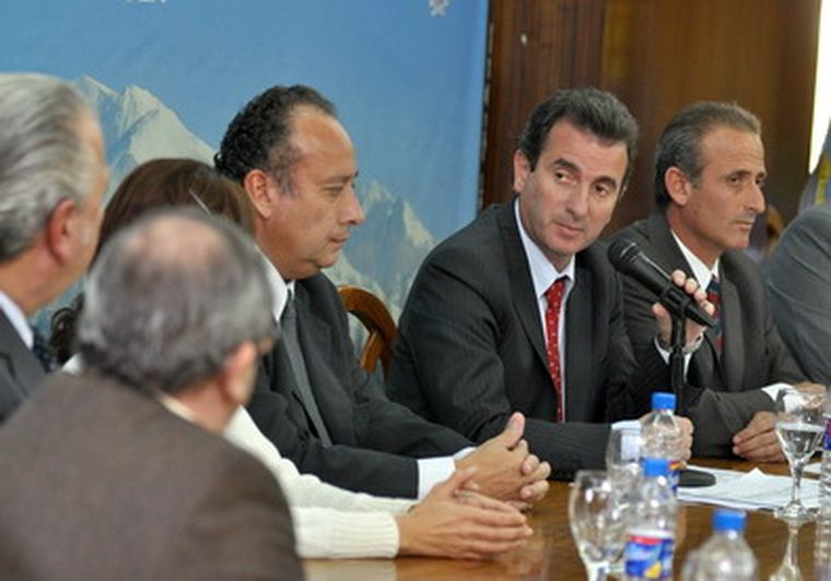 Firma del contrato con Chañares Herrados.