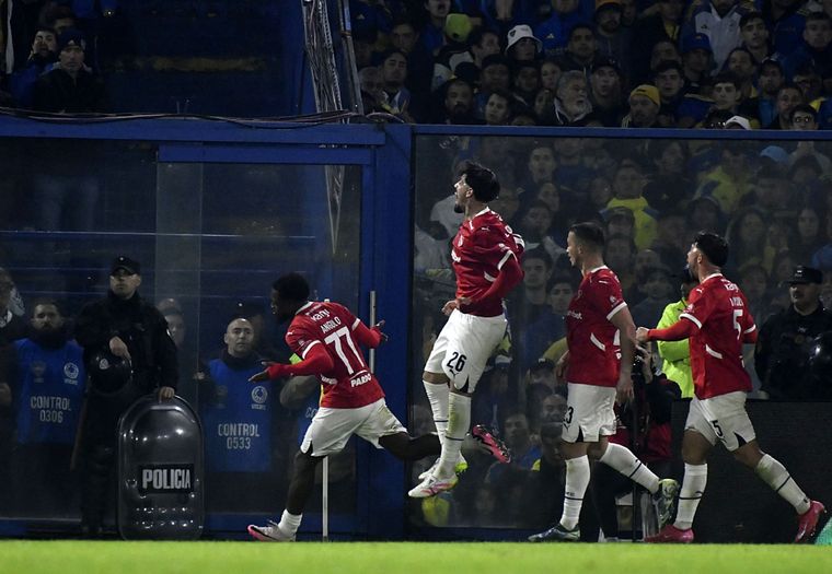 Festejo del Rojo. Álvaro Angulo convirtió un verdadero golazo y lo festeja de cara al publico de Boca. El Rojo hizo historia en la Bombonera. Foto: FotoBaires