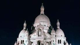 Al pie de la basílica del Sagrado Corazón (Sacré-Cœur=, París apagó por un momento el ritmo urbano para mirar hacia uno de sus escenarios más antiguos: el cielo y las estrellas.