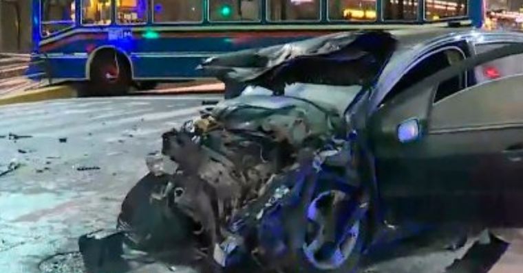 Palazo Así quedó el coche tras dar de lleno contra el colectivo.