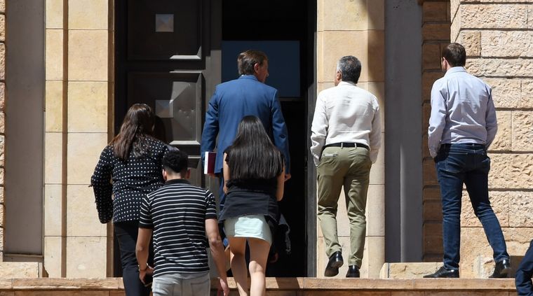 Suarez y Cornejo, los dos gobernadores, en las escalinatas de Casa de Gobierno. Foto: ALF PONCE MERCADO / MDZ