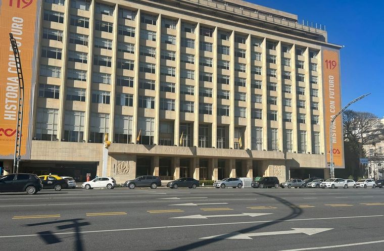En la estación de servicio de Avenida del Libertador y Tagle se observó una fila de vehículos que se extendía por más de una cuadra Foto: MDZ