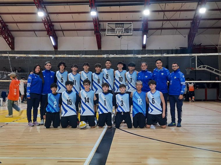 Mendoza perdió sus dos partidos en el masculino y el femenino ganó en su debut en el Argentino de Selecciones de vóley. Mendoza perdió sus dos partidos en el masculino y el femenino ganó en su debut en el Argentino de Selecciones de vóley.