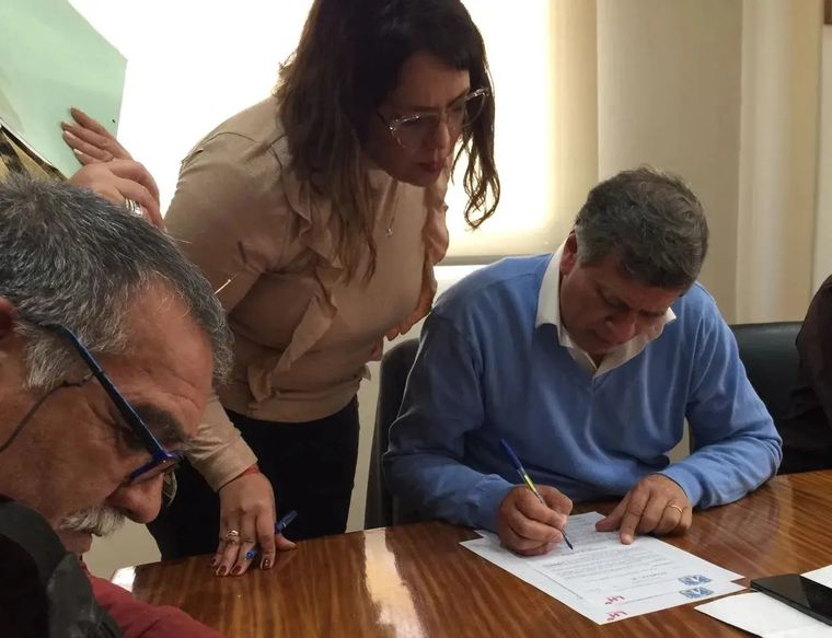 El jefe comunal firmando el acuerdo con los empleados municipales lasherinos Foto: Las Heras.