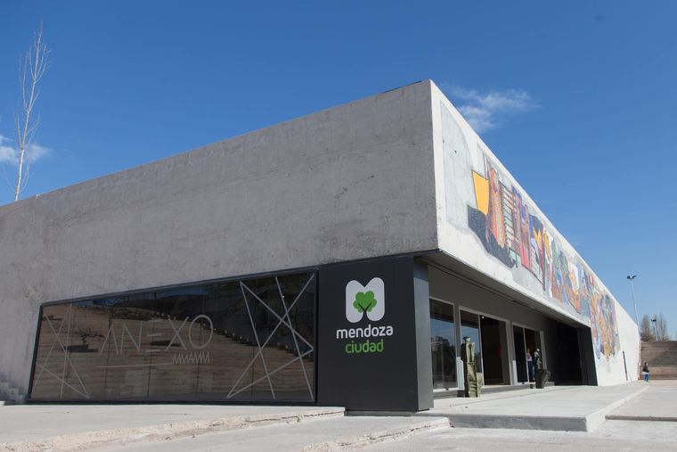 El Museo Municipal de Arte Moderno de Mendoza (MMAMM) tiene como subsede el Anexo MMAMM, donde se puede disfrutar de “Hachar la joya” presenta a un grupo de mujeres artistas dedicadas a la joyería contemporánea. El Museo Municipal de Arte Moderno de Mendoza (MMAMM) tiene como subsede el Anexo MMAMM, donde se puede disfrutar de “Hachar la joya” presenta a un grupo de mujeres artistas dedicadas a la joyería contemporánea.