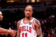 DeMar DeRozan se pasó de rosca y terminó cometiendo una falta flagrante, que terminó desencadenando una pelea. Foto: @Bulls