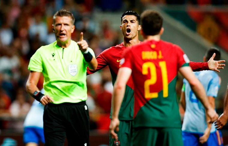 Ronaldo, contrariado en la eliminación de su Portugal de la Nations League (foto: @selecaoportugal).