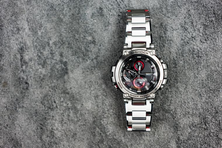 El novedoso smartwatch de Casio reinventa la clásica línea G Shock con cristales que cambian de color.