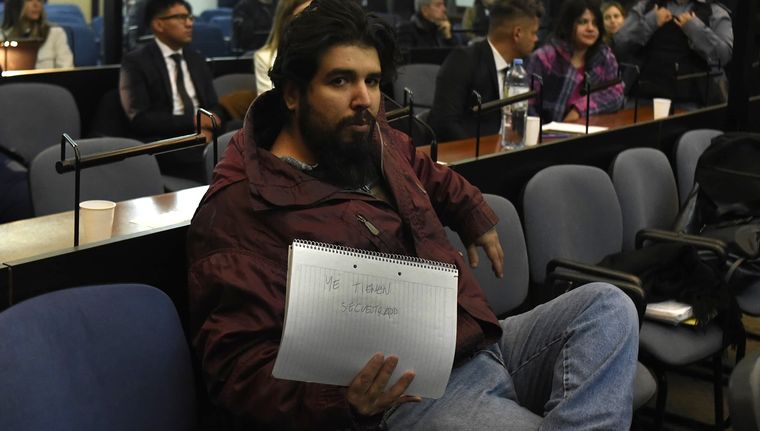 Me tienen secuestrado, el mensaje que escribió Fernando Sabag Montiel en el inicio del juicio en su contra por el intento de asesinato de Cristina Fernández de Kirchner. Foto: Juan Mateo Aberastain/MDZ