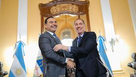 El ministro del Interior, Diego Santilli, visitó al gobernador de Corrientes, Gustavo Valdés, en busca de apoyos para las reformas en el Congreso.