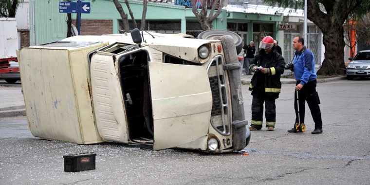 Montó el paragolpes de un camión terminó volcado. Foto: Agustín Mauricio/Mediamza.com