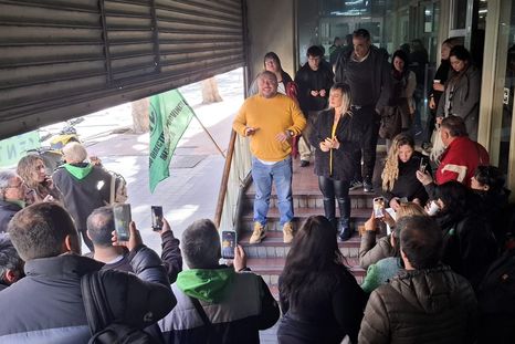 ATE es uno de los gremios estatales que no aceptó el aumento salarial. ATE es uno de los gremios estatales que no aceptó el aumento salarial.