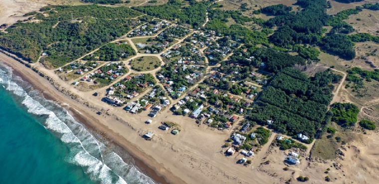 Balneario Orense ofrece kilómetros de playas amplias y naturales en uno de los rincones más tranquilos del sur bonaerense. Balneario Orense ofrece kilómetros de playas amplias y naturales en uno de los rincones más tranquilos del sur bonaerense.