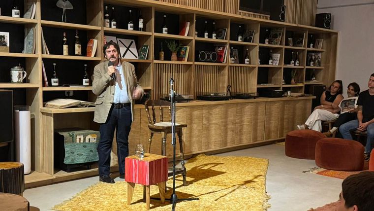 Felipe Pigna disertó a sala llena en el Chateau d’Ancón. Felipe Pigna disertó a sala llena en el Chateau d’Ancón.