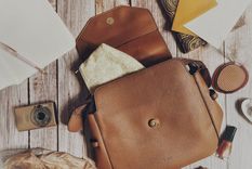 Limpieza Cómo limpiar tus carteras de cuero Foto: Unsplash