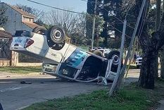 Así quedó el patrullero. Foto @DataConurbano