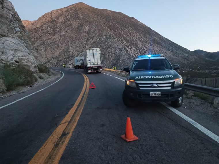El camión sufrió un desperfecto a la altura de la Curva de Guido. Foto: Osvaldo Valle