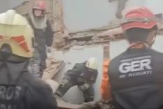 Personal del SAME y Bomberos de la Ciudad trabajan en el lugar Foto: Captura de video