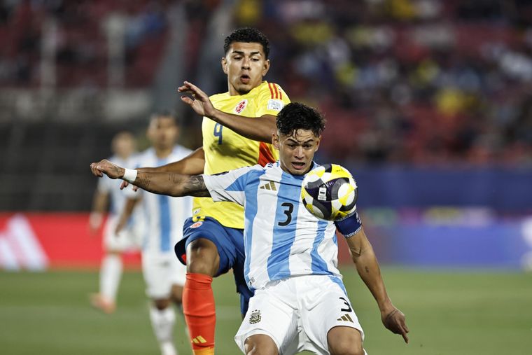 El lateral izquierdo de la Selección argentina, Julio Soler, aguanta el acoso del delantero colombiano Emilio Aristizábal. El lateral izquierdo de la Selección argentina, Julio Soler, aguanta el acoso del delantero colombiano Emilio Aristizábal.