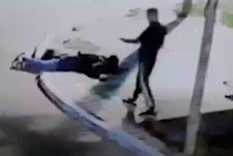 El gasista yace en el piso y una amigo se acerca a socorrerlo. Foto: Captura de pantalla