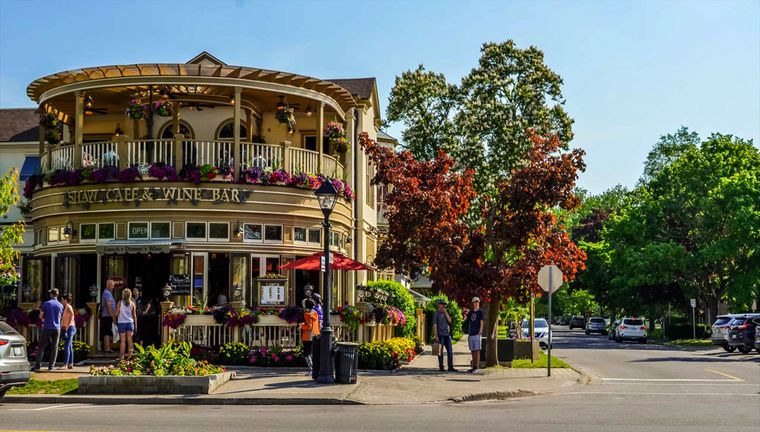 A solo 130 kilómetros de Toronto, Niagara-on-the-Lake combina viñedos, arquitectura histórica y paisajes que la convierten en una de las escapadas más atractivas del Mundial 2026. A solo 130 kilómetros de Toronto, Niagara-on-the-Lake combina viñedos, arquitectura histórica y paisajes que la convierten en una de las escapadas más atractivas del Mundial 2026.