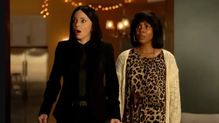Anna Faris y Regina Hall vuelven a sus icónicos roles de Cindy y Brenda para esta sexta entrega. Anna Faris y Regina Hall vuelven a sus icónicos roles de Cindy y Brenda para esta sexta entrega.
