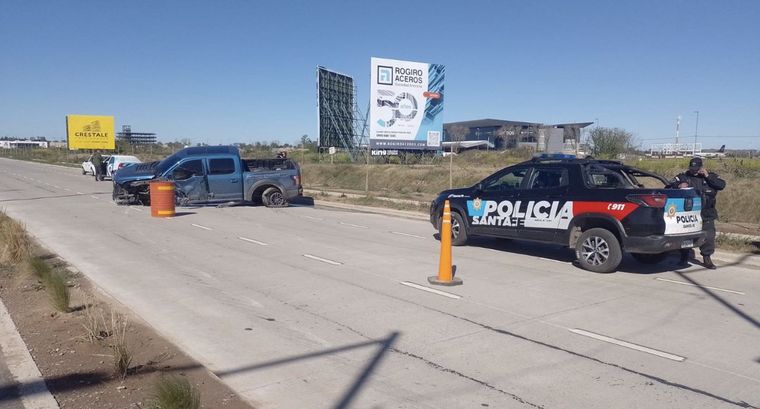 Después del choque, la camioneta quedó abandonada una hora y buscan definir quién conducía.