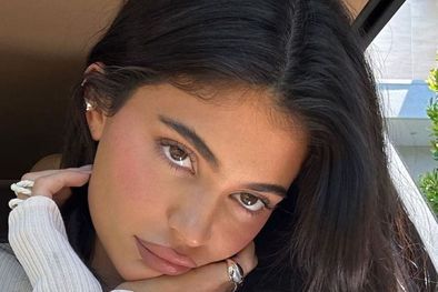 MDZol | Kylie Jenner conquistó Instagram con un seductor micro bikini dorado.