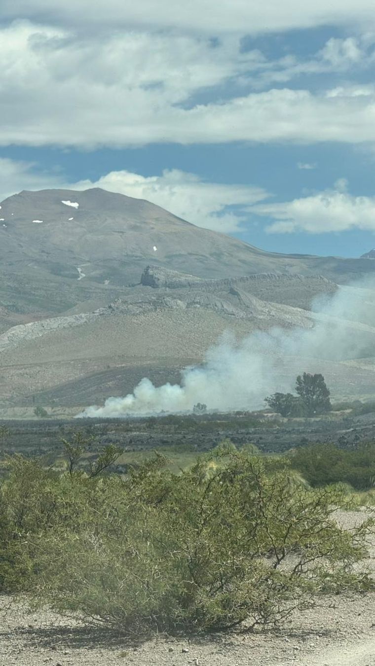 Bardas Blancas sigue bajo seguimiento por un incendio reavivado. Bardas Blancas sigue bajo seguimiento por un incendio reavivado.